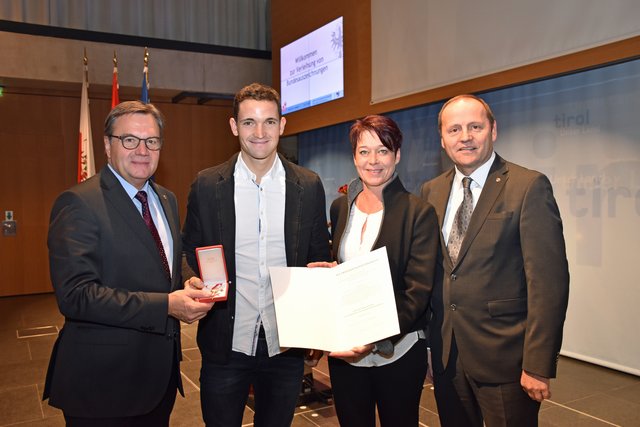 LH Günther Platter, Sonja Ledl-Rossmann und Josef Geisler gratulierten Thomas Kammerlander (Zweiter von links) zur Auszeichnung. | Foto: Land Tirol/Schwarz