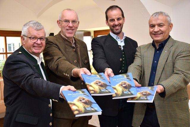 Setzen auf die Edelkastanie (v.l.n.r.): Anton Gumpl, die Buchautoren Johann Schantl und Thomas Rühmer, sowie Gottfried Lafer. | Foto: Anton Barbic