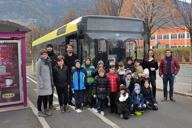 Die 3c der Telfer Thielmann-Volkssschule mit Lehrerin Eva-Maria Schreyer (l.) nahm erfolgreich am Schulbus-Sicherheitstraining teil. Mit dabei: Vize-Bgm. Christioph Walch (hinten, 3. v. l.). | Foto: MG Telfs/Dierich