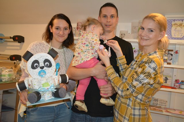 In der "Bärenhöhle": Mitarbeiterin Yvonne Bachlechner neben Sascha und Nicole Hofmann mit Töchterchen Elina.