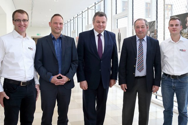 Gerold Markgraf (OÖVV-Verkehrsplaner), OÖVV-Bereichsleitung Marketing &amp; Kommunikation Klaus Wimmer, Infrastruktur-Landesrat Günther Steinkellner, OÖ Verkehrsverbund-Organisations GmbH-Geschäftsführer Herbert Kubasta und Gerald Grüblinger (OÖVV-Verkehrsplaner) (v. l.). | Foto:  Land OÖ/Kauder