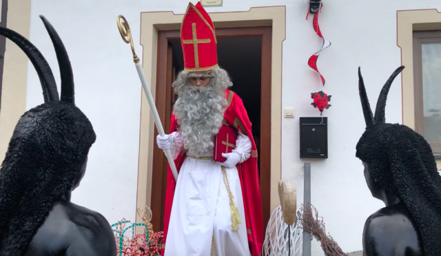 Der Nilolaus hat das Sagen in Rietz, die Tuifl warten bis er das Haus verlassen hat ... dann treten sie mit lautem Gebrüll ein.