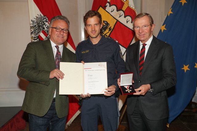 Revierinspektor Ulrich Andexer wurde mit dem Lebensrettungs-Verdienstzeichen des Landes Salzburg ausgezeichnet. | Foto: Franz Neumayr