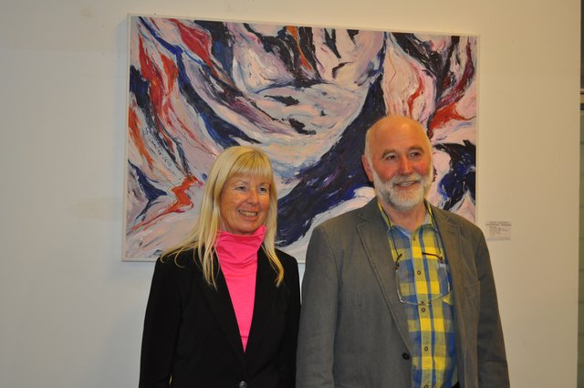 Georg Schreder und Direktorin Petra Schlechter freuen sich über die gelungene Vernissage in der Galerie Scolarta in Saalfelden. Foto: Anna Kapeller
