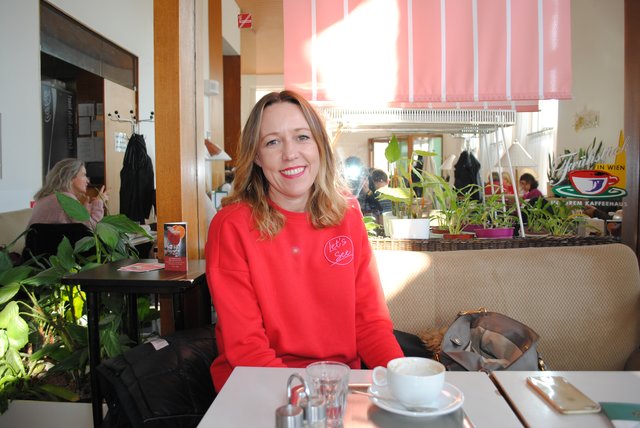 Nicola beim Kaffee im Café Prückel.