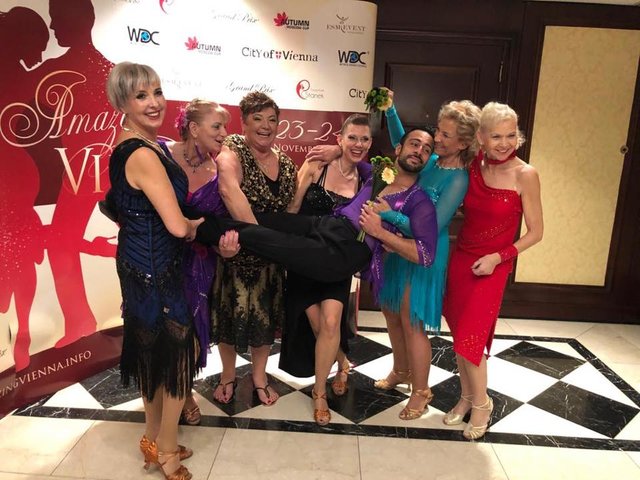 Die Latein-Damen mit "ihrem" Profi Danilo Campisi | Foto: ProAm Austria via Facebook