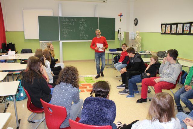 Click &amp; Check ist eine Präventionskampagne der Polizei deren Ziel ist es, Kinder und Jugendliche für den richtigen und sicheren Umgang mit Handy, Tablet und PC zu sensibilisieren.  | Foto: NMS Egger-Lienz