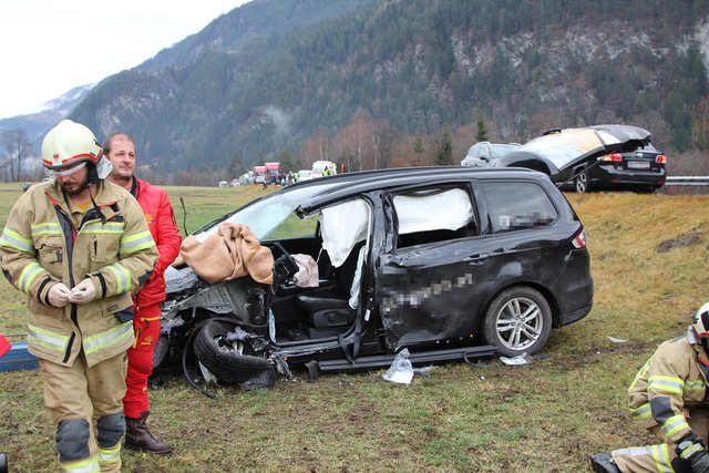 Bei dem Unfall wurden insgesamt drei Personen unbestimmten Grades verletzt, eine Person wurde ins Krankenhaus Zams geflogen. | Foto: Karl Heymich