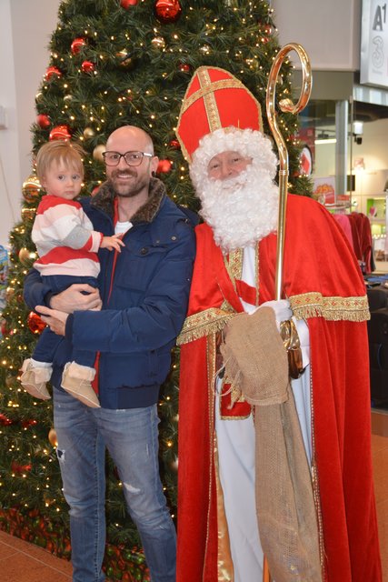 Die kleine Valentina mit ihrem Papa schauten beim Nikolaus vorbei.