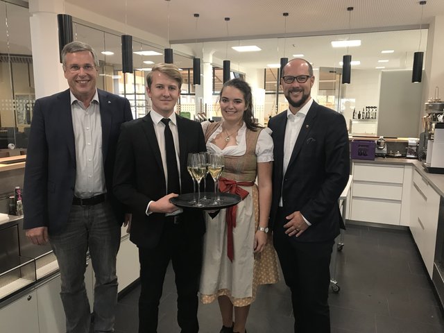 Schuldirektor Günther Schwazer (li.) führte den ehemaligen Schüler und heutigen Tourismuspolitiker Mario Gerber (re.) durch die Fachberufsschule in Landeck.
  | Foto: Gerber