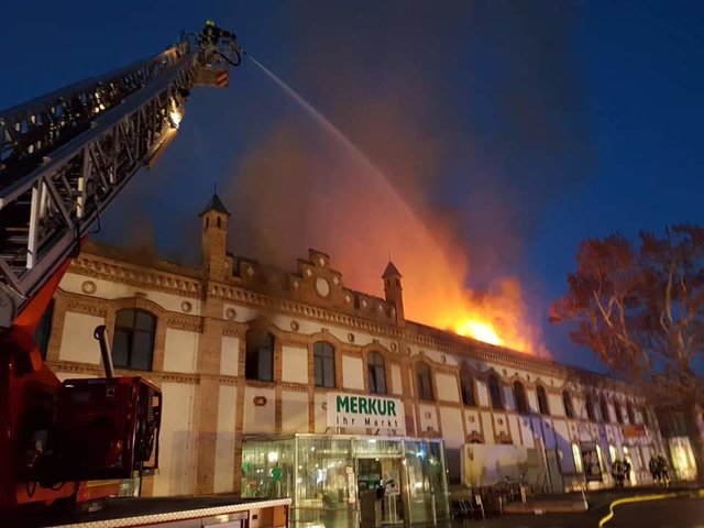 Bis am Donnerstagmorgen kämpfen die Feuerwehren mit den Flammen. Man hofft auf ein "Brand Aus" gegen 9 Uhr. 