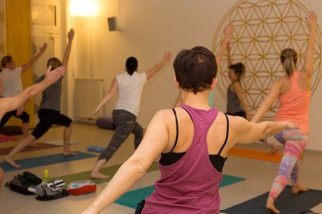 Birgit Fruhmann lädt in Fernitz-Mellach zum Weihnachts-Benefiz-Yoga. | Foto: KK