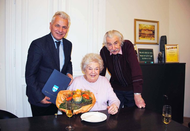Bürgermeister Johann Zeiner gratulierte Paula und Karl Mezera zur Steinernen
Hochzeit. | Foto: Marktgemeinde Maria Enzersdorf