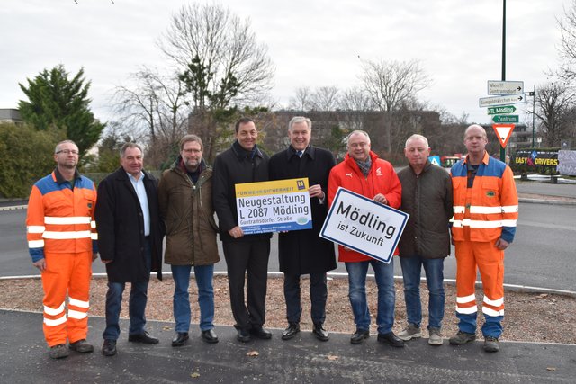Günter Karl (Straßenmeisterei Mödling), Helmut Salat (Leiter der NÖ Straßenbauabteilung Tulln), Vizebürgermeister Gerhard Wannenmacher, Josef Decker (NÖ Straßenbaudirektor), Landesrat Martin Eichtinger (i.V.v. LH Johanna Mikl-Leitner), Bürgermeister Hans Stefan Hintner (Bgm. von Mödling), Josef Weinmar (Leiter der Straßenmeisterei Mödling), Mario Poinstingl (Straßenmeisterei Mödling). | Foto: Hirss