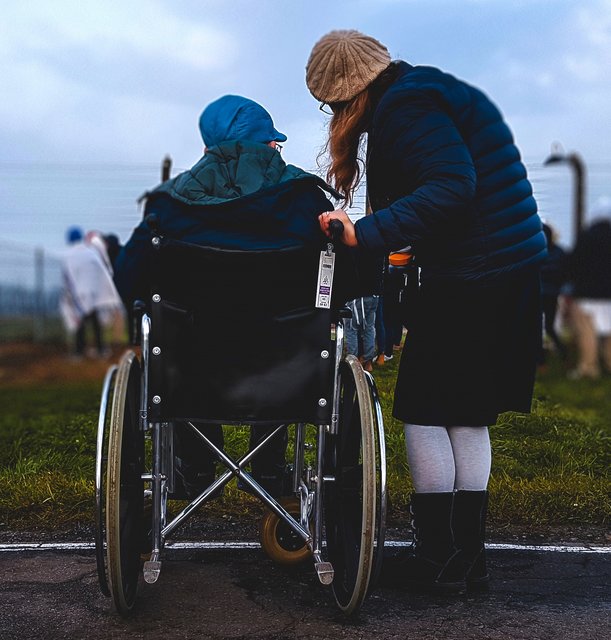 Der kleine Bastian aus Wildschönau ist auf einen Rollstuhl, ein behindertengerechtes Auto und auf Spezialschienen für seine Beine angewiesen. | Foto: Symbolbild: unsplash/Josh Appel