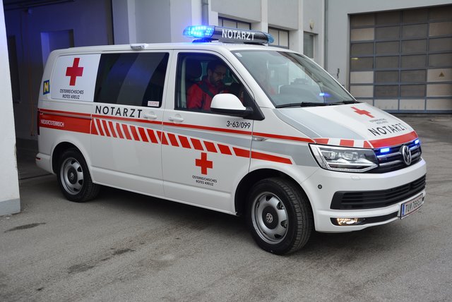 Erster Einsatz mit dem neuen Notarzteinsatzfahrzeug mit OA Dr. Wilfried Krieger und Notfallsanitäterin Christiane Berthold