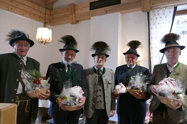 <f>Albert Moser bedankt</f> sich für die 30-jährige gute Zusammenarbeit beim Hubertusschießen.