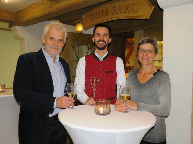 &lt;f&gt;Franz und Ursula Haigermoser&lt;/f&gt; stoßen mit Sohn und Neo-Wirt Simon auf die Eröffnung des Gasthofes an.