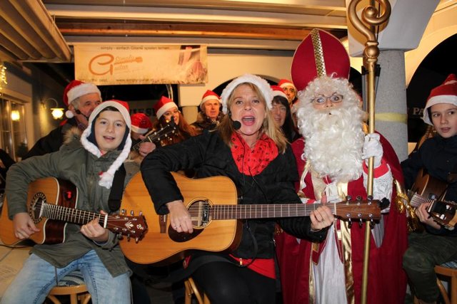 Alle Jahre wieder begrüßt die Gitarrenstammtisch-Runde von Simply Guitar den Nikolaus