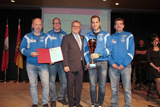 Der SKV Schlaining wurde für seinen Meistertitel mit dem Pokal in Bronze geehrt. | Foto: Landesmedienservice/Wolfgang Sziderics