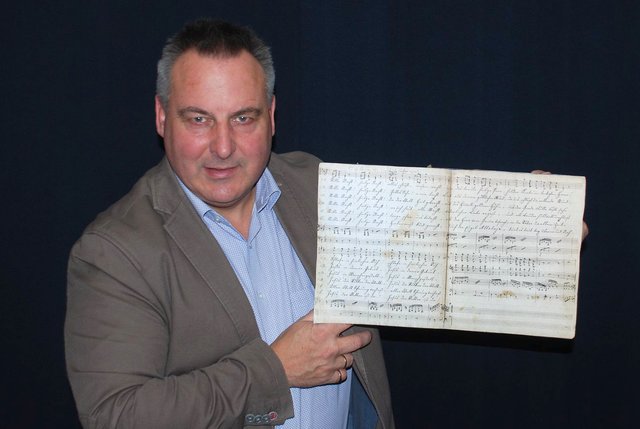 Martin Reiter mit der Stille Nacht Handschrift aus Angath.