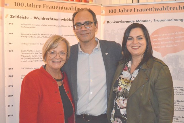 Otmar Illedits nahm die Gratulationen von Bgm. Ingrid Salamon und LR Astrid Eisenkopf entgegen. | Foto: SPÖ Mattersburg