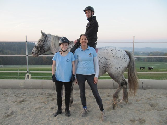 Trainerin Ute Zeilinger (r.) mit den beiden Athleten Lea Gschwandtner und Herbert Stephan Maier sowie Trainingspferd Sina am Erlebnishof Metina. | Foto: Pondera