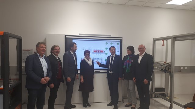 LH-Stv. Michael Schikhofer machte sich selbst im BFI KUKA-Robotik-College von den Fortschritten im „science-lab“ ein Bild.
