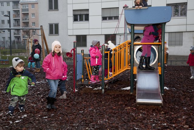 Viele Kinder waren bei der Eröffnung des Sechterparks in Wien Meidling.