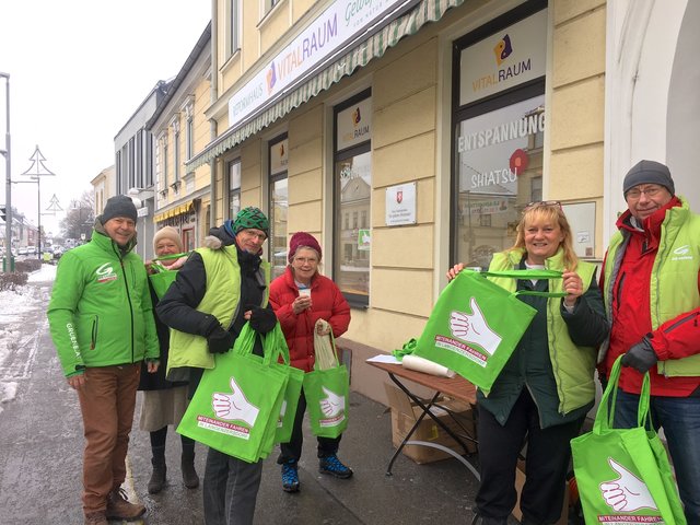 &lt;f&gt;Am Hauptplatz präsentierten&lt;/f&gt; die GRÜNEN die Aktionstasche für das "Miteinander fahren in Langenzersdorf"-Projekt. | Foto: GRÜNE Langenzersdorf
