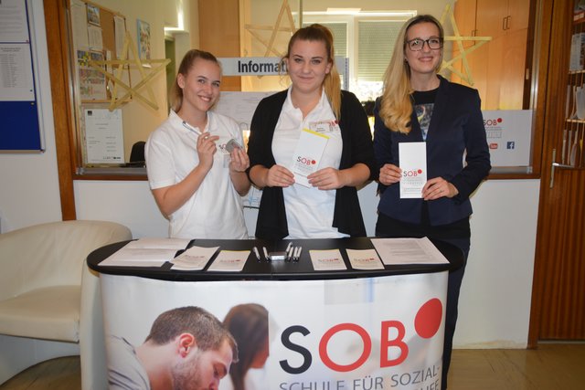 Laura Preihs, Selina Berger und Julia Strodl informierten bei der SOB Pinkafeld.