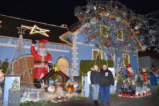 Haben 430 Stunden an dem Kunstwerk gearbeitet: Patricia Tirok mit Papa Herbert.  | Foto: Zeiler
