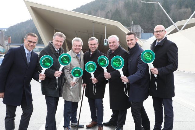 Geben grünes Licht: Geschäftsführer Rainer Kienreich, Vorstandsdirektor Klaus Schierhackl, Landesrat Anton Lang, Minister Norbert Hofer, LH Hermann Schützenhöfer, FP-Klubobmann Stefan Hermann, Geschäftsführer Andreas Fromm | Foto: ASFINAG/Oliver Wolf