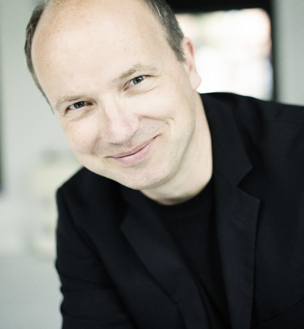 Roland Kluttig wird für drei Spielzeiten als neuer Chefdirigent der Grazer Philharmoniker und der Oper Graz wirken. | Foto: Marco Borggreve