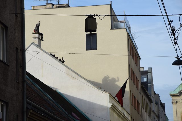 Sechs Aktivisten verschanzten sich am Dach der Neulerchenfelder Straße 35. 