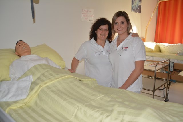 Rita Weidinger und Romana Knöbl präsentierten den Pflege- und Gesundheitsbereich.