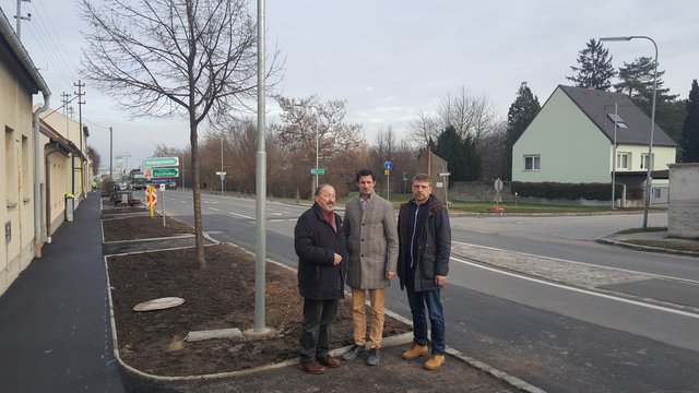 Bürgermeister René Lobner, Stadtrat Manfred Trost und GR Mathias Bratengeyer zeigten sich bei einem Lokalaugenschein mit dem Umbau zufrieden.