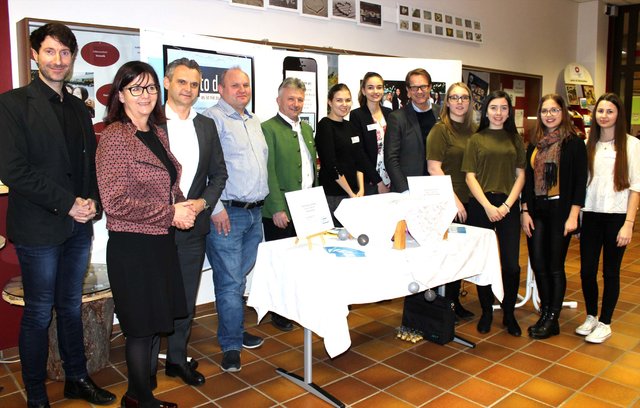 Geschäftsführerinnen mit Ehrengästen und Betreuungslehrern.