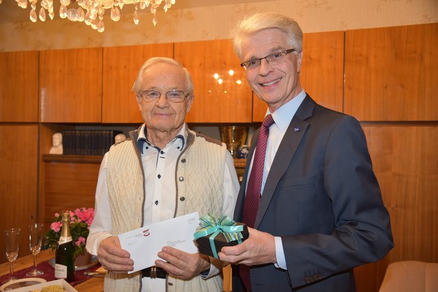 Zum 80. Geburtstag gratulierte Dr. Rober Oppolzer GR HR Dr. Ernst Schebesta mit einem Ehrengeschenk der Stadtgemeinde Baden nun herzlich.
