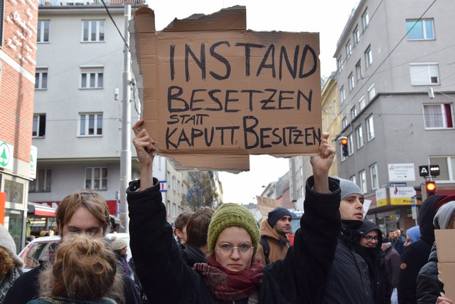 Unterstützer versammeln sich auf der Neulerchenfelder Straße, um gegen die Gentrifizierung zu demonstrieren. 
