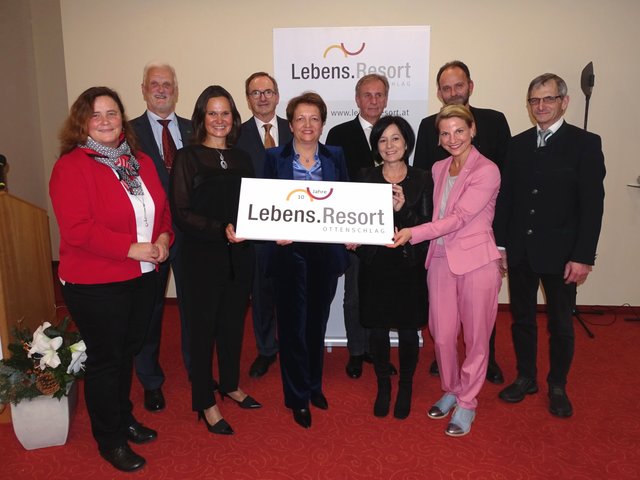 Landtags-Abgeordnete Mag. Silvia Moser, Bezirkshauptmann Dr. Michael Widermann, Prokuristin Dr. Christina Lohninger, Ärztlicher Direktor Prim. Dr. Johannes Püspök, Geschäftsführerin Karin Weißenböck, Generaldirektor-Stv. der PVA Ing. Kurt Aust, Bgm. Margit Göll, Kristina Sprenger, Chefarzt der PVA Dr. Martin Skoumal, Vize-Bgm. Paul Kirchberger (v.l.)