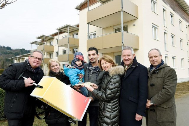 Schlüsselübergabe in Liebenfels: LR Gaby Schaunig und Bgm LAbg. Klaus Köchl übergaben die Wohnungen an die neuen Mieter
