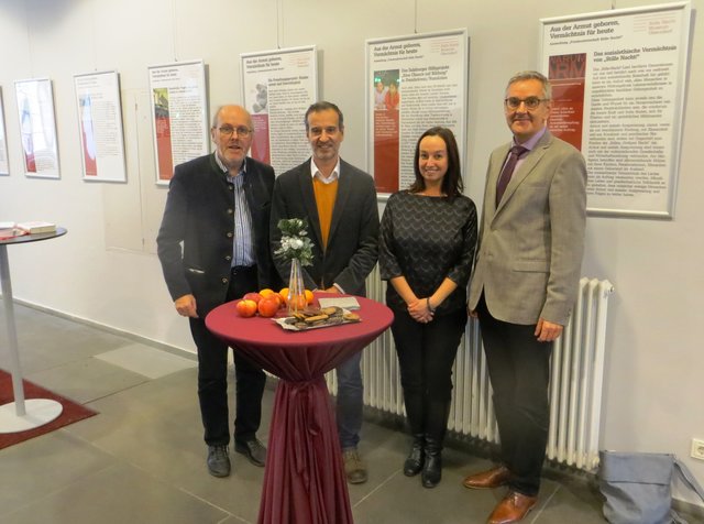 Im Bild die Eröffnung im Foyer der Alten Universität, in der Joseph Mohr von 1811 bis 1814 studierte: Michael Neureiter, Helmut P. Gaisbauer, Elisabeth Kapferer und Alois Halbmayr (Foto Andreas Weiß)