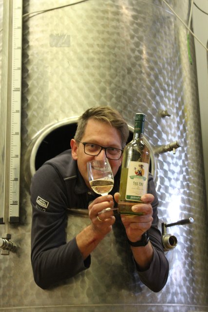 "Fass eins" so heißt der prämierte Jungmost aus dem Hause Pankrazhofer. Norbert Eder zeigt, wo sein Most herkommt.  | Foto: Pankrazhofer