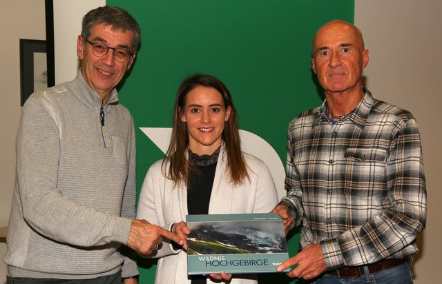 Autor Stefan König, Anna Pecile Nationalpark Zentrum und Ferdinand Rieder mit dem gelungen Buch. | Foto: g.m.