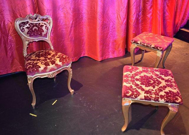 Selbst die Sitzmöbel sind Royal.