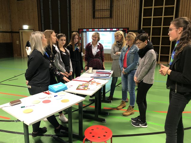 <f>Kommunikation auf Augenhöhe:</f> Die HLW-Schüler informierten die jugendlichen Besucher über das Angebot.