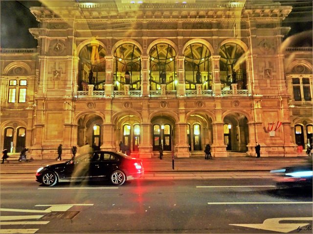 Wir kommen zur Oper und halten langsam, wer genau schaut erkennt mein Spiegelbild und die Beleuchtung in der Straßenbahn ;-) | Foto: © Uschi R.