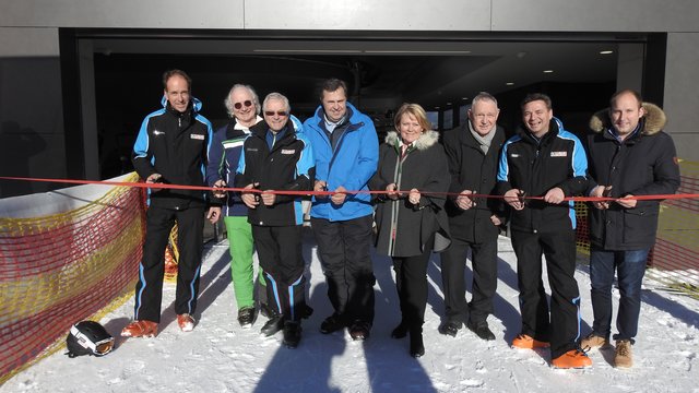Von links: Betriebsdirektor/Prokurist Ing. Georg Brandtner, Aufsichtsrats-Vorsitzender Dr. Alois Navara, Geschäftsführer Sebastian Madreiter (alle Leoganger Bergbahnen), Bgm. Josef Griessner,
Nationalrätin MMMag. Gertraud Salzmann,
der Leoganger Pfarrer Mag. Johann Rainer, GF Kornel Grundner (Leoganger Bergbahnen) sowie der Landtagsabgeordnete Hannes Schernthaner (Bgm. von Fusch)