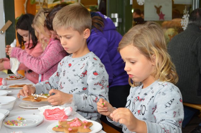 Die kleinsten Besucher beim Lebkuchen verzieren